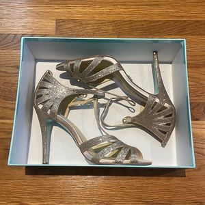 Betsey Johnson Blue SB-Tee dress pump, champagne, 9